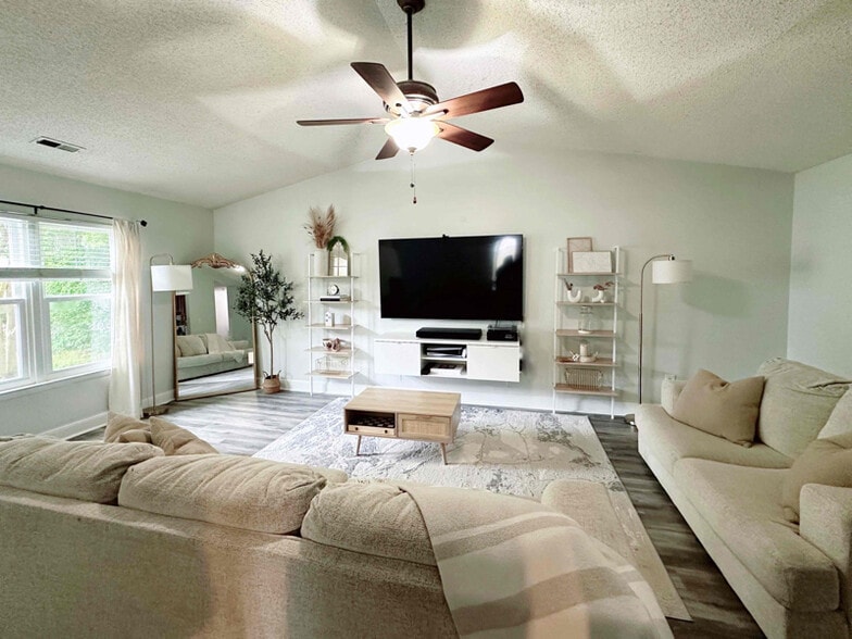 Building Photo - 1307 Petrell Dr