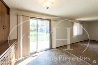 Building Photo - Great 2 Bedroom Condo with Storage and Out...