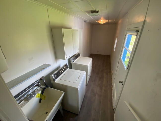 Building Photo - Newly Remodeled 2 Bedroom 1 Bath House - L...