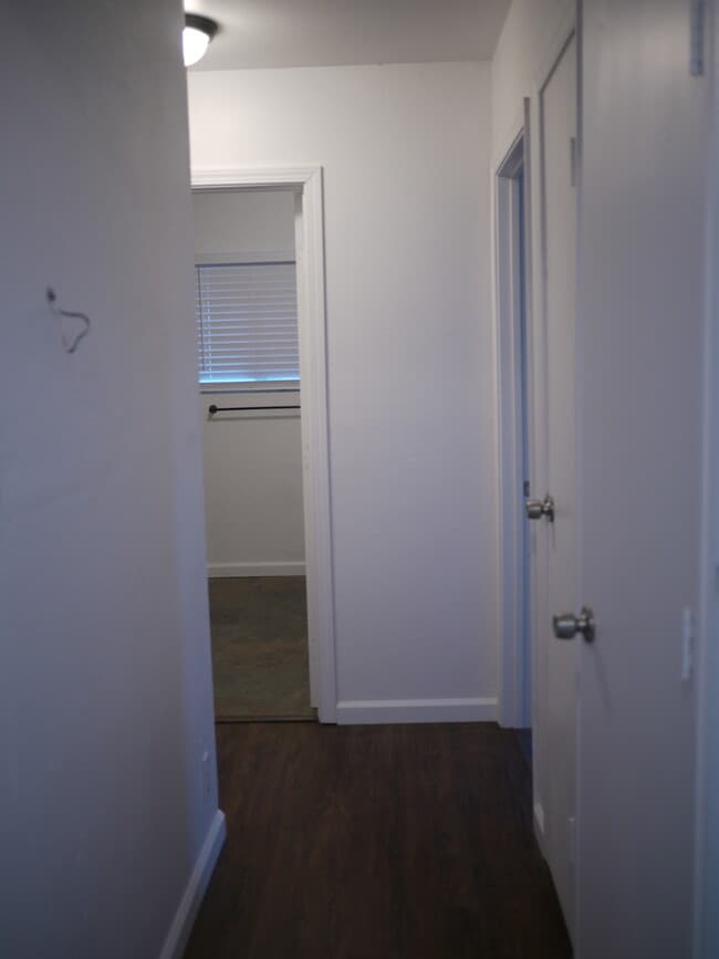 Building Photo - Charming 2-Bed, 1.5-Bath Home with 2-Car Garage in Hesperia, CA!