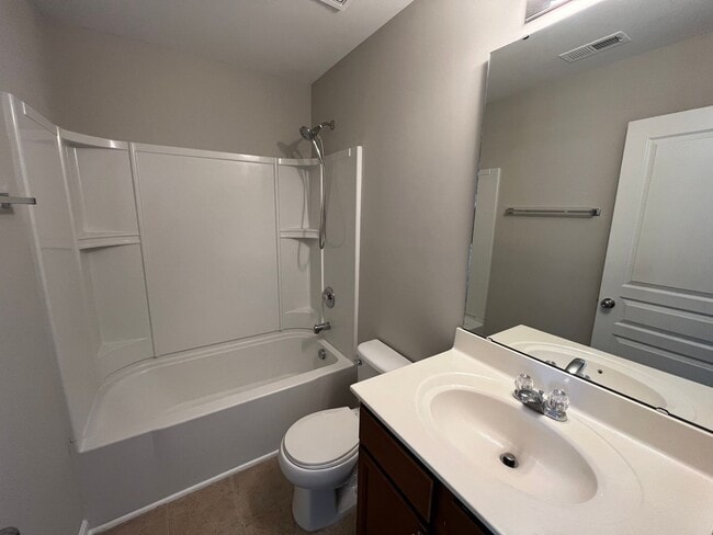 Building Photo - Corner Unit 3BD, 2.5BA Townhouse in North ...