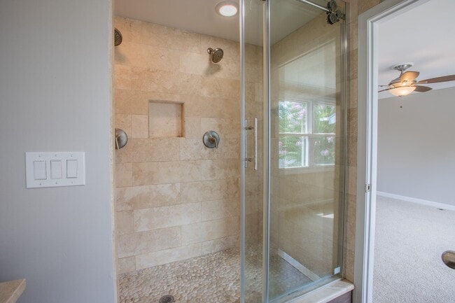 Building Photo - Stunning 3 BR/3 BA EOG Townhome in Columbia!