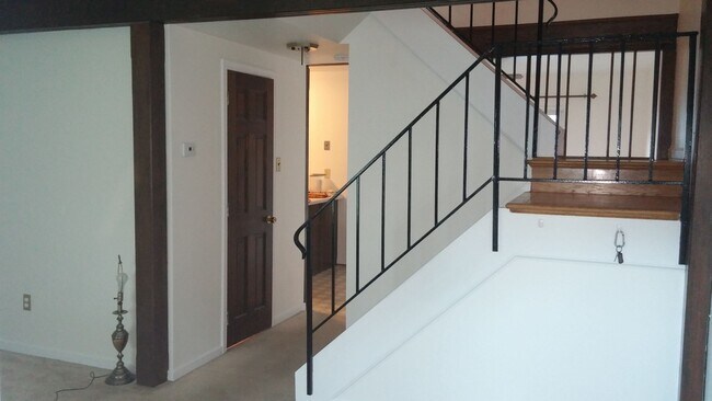 Building Photo - Spacious 2bd/1.5bth Condo Located in Laurel Square!!