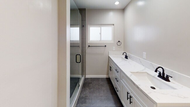 Building Photo - 4BD/2 BA Close Walk to Campus