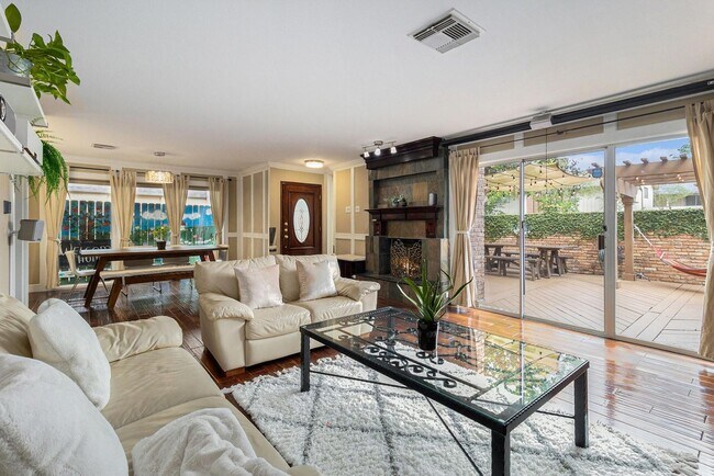 Building Photo - Updated 2-Bed, 2.5-Bath Patio Home Near Up...