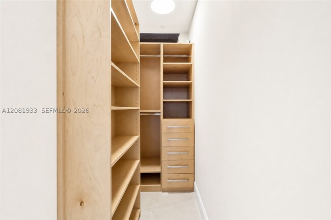 Building Photo - 15811 Collins Ave