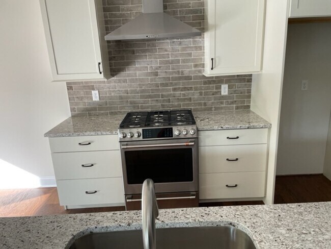 Building Photo - Vonore 37885 - 4 bedroom, 3 bath in Tellico Village - Contact Ed Johnson 865-924-5045