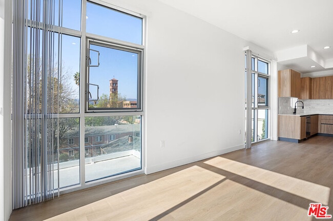 Building Photo - 164 Chestnut St