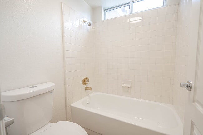 Building Photo - Charming Castaic Home