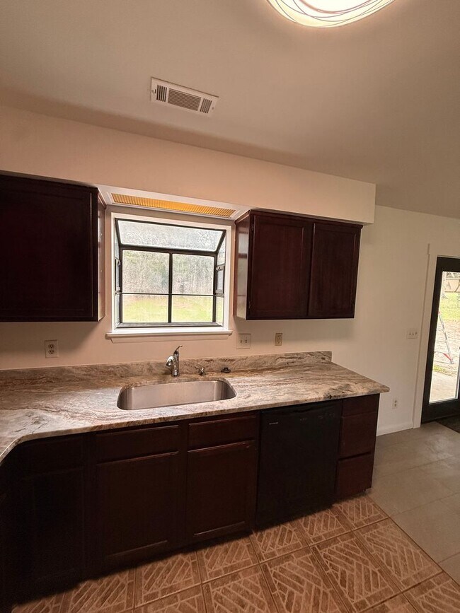 Building Photo - Three Bedroom Beautiful Home Available