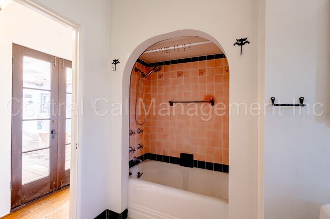 Building Photo - 3 Bedroom/2.5 Bath Home with a Mother In Law Unit - $2595 per month!