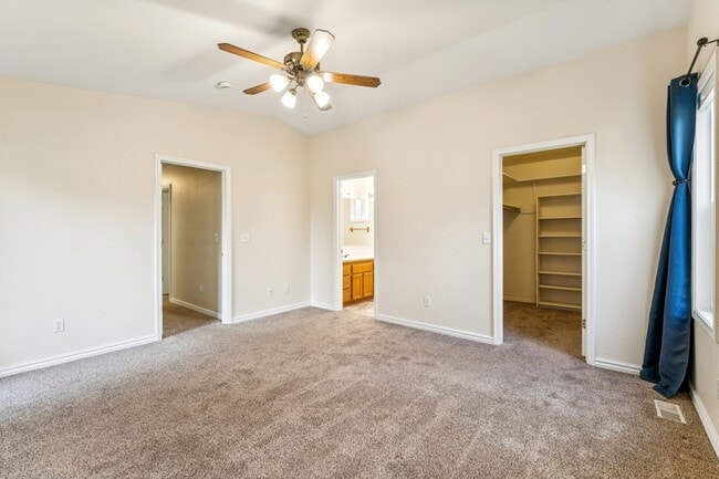 Building Photo - 2036 E Oakridge Ct