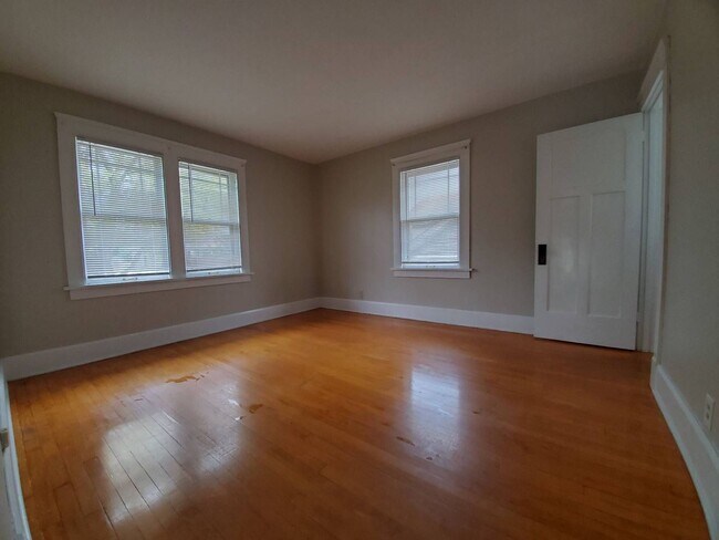 Building Photo - Immaculate 4 Bedroom Single Family with Central AC and Detached Garage, parking lane, and Large B...