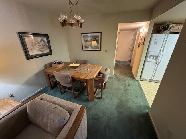 Building Photo - 2BR Bedroom 2BA "Split Level Condo and is ...
