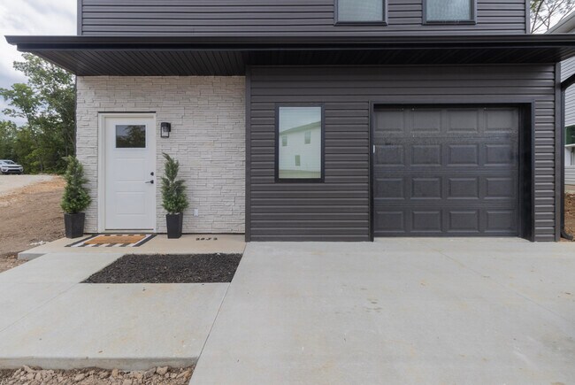 Building Photo - 2817 Emery Dr