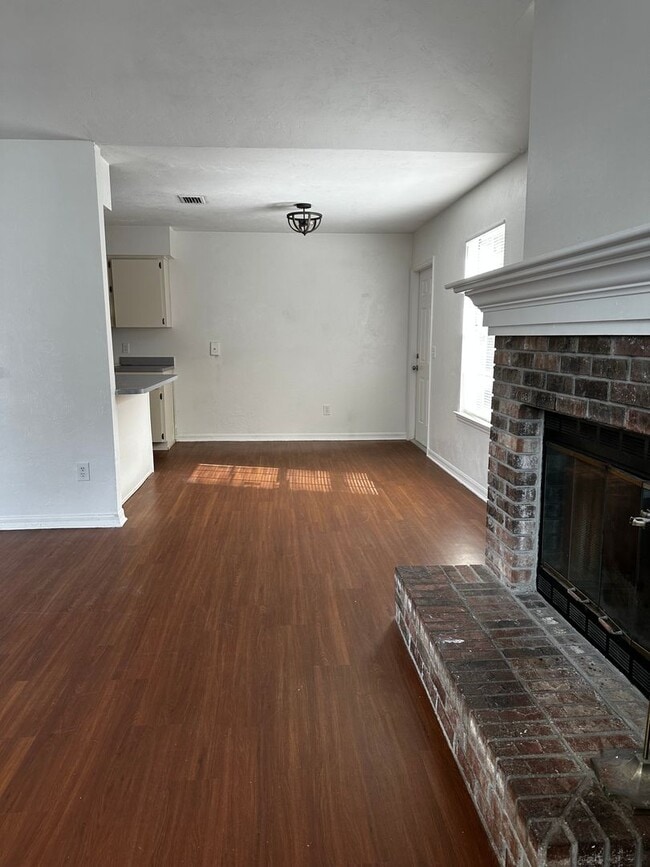 Building Photo - 3 Bed/ 2 Bath Home in Serenola Manor