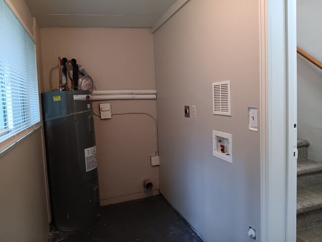 Building Photo - This Charming location Is Ready For You!