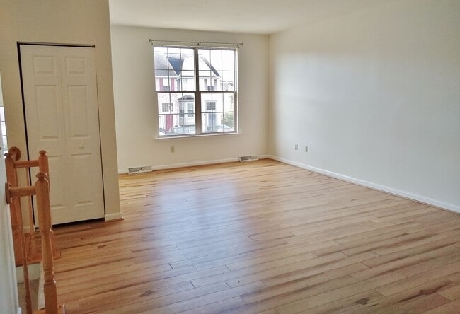 Building Photo - 3 Bed / 2 Bath Single Family Townhome
