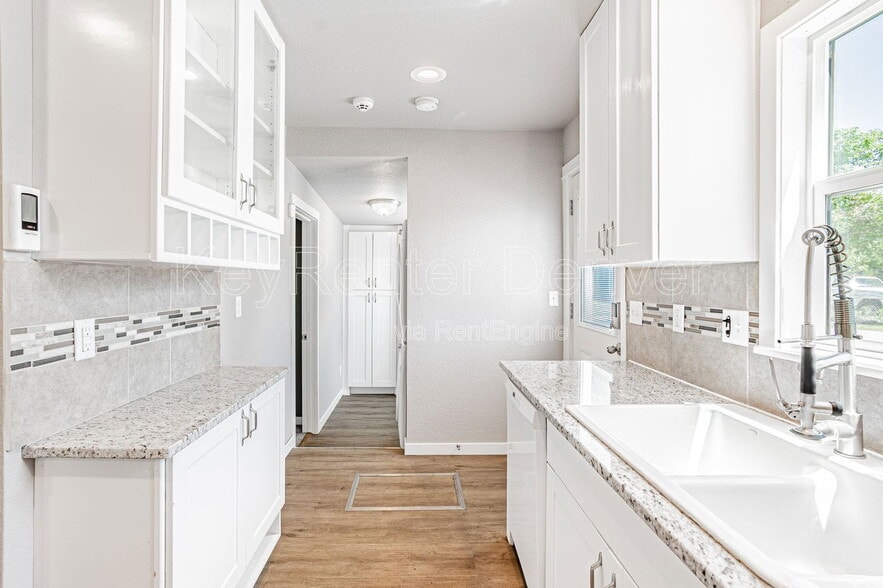 Building Photo - 6405 W Jefferson Pl