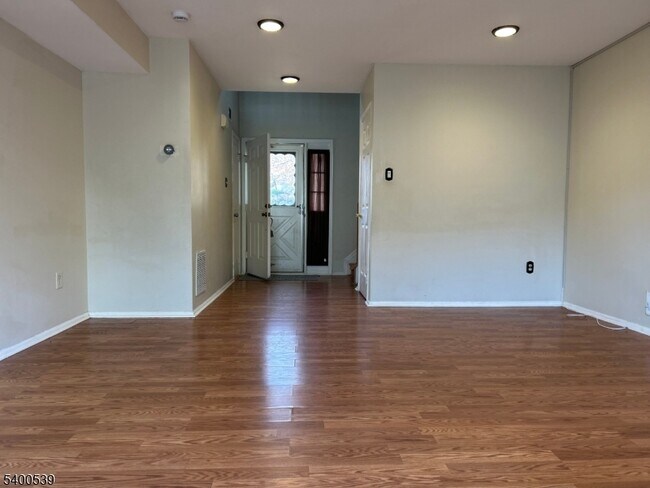 Building Photo - 40 Whitby Cir