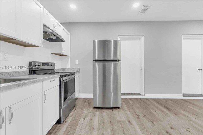 Building Photo - 6940 NW 6th Ct