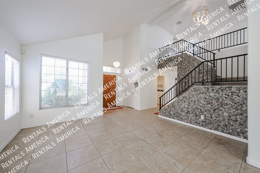 Building Photo - 820 N Granada Dr