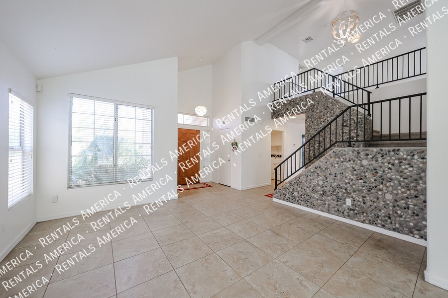Building Photo - 820 N Granada Dr