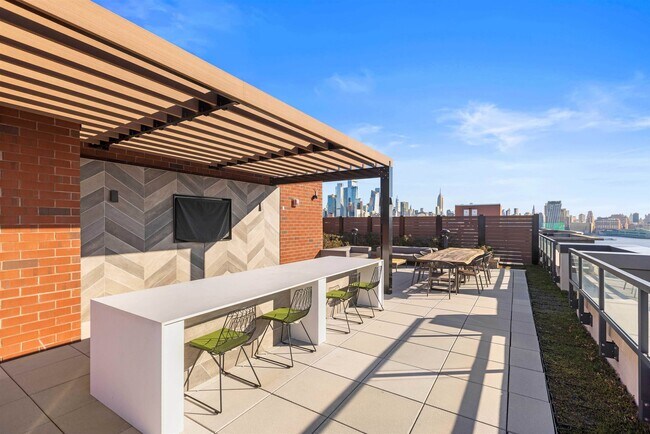 Building Photo - 1000 Maxwell Ln