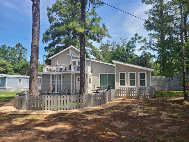 Building Photo - 372 Plum St