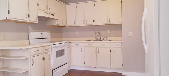 Building Photo - Coming Soon - 2 bedroom 2 Bath home locate...