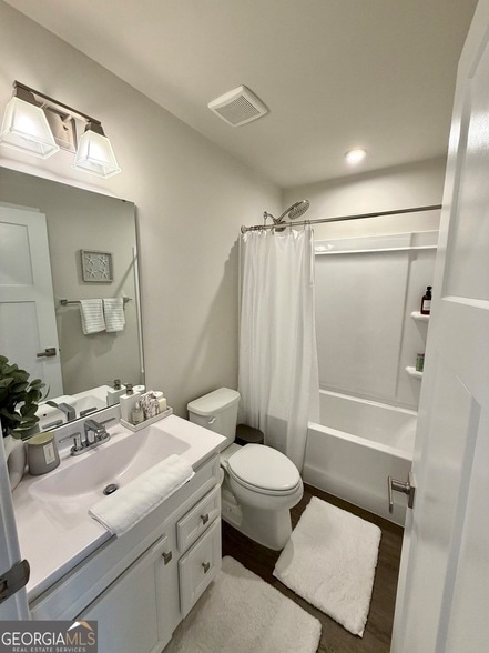 Building Photo - 2000 Fortuna St