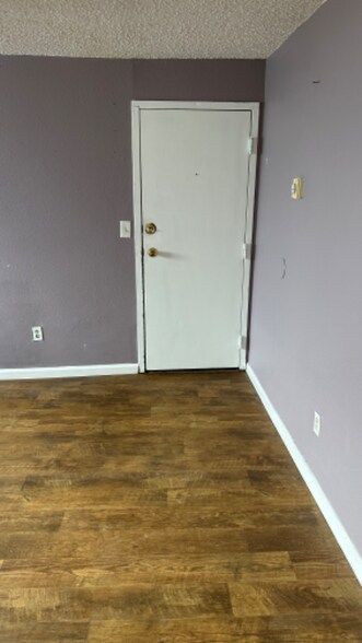 Building Photo - 639 10th Ave