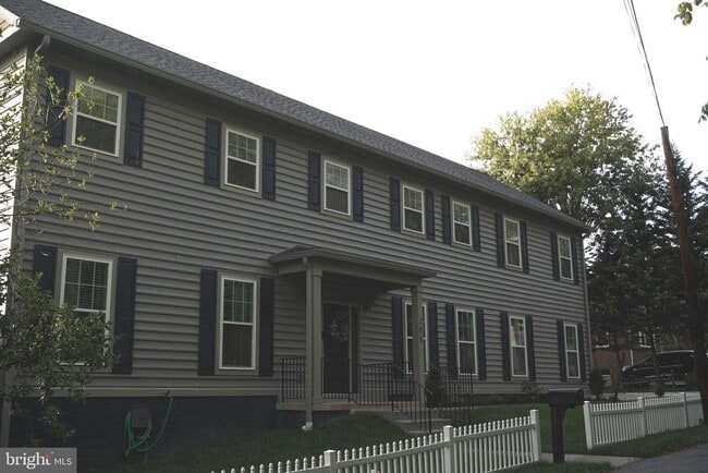 Building Photo - 208 Bryan Ave