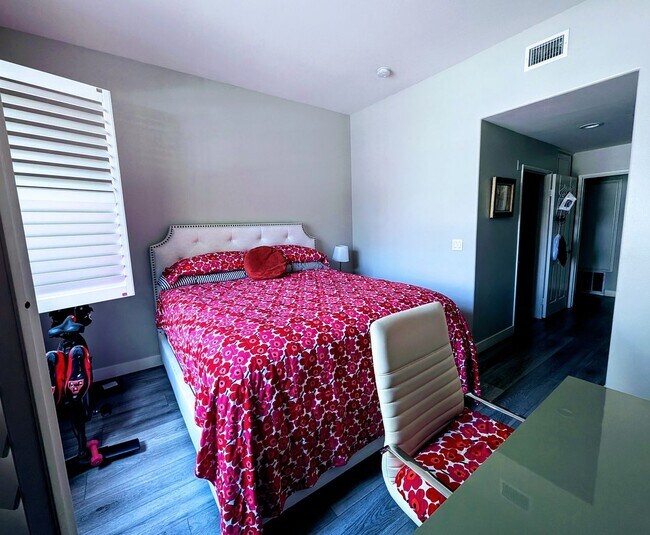 Building Photo - SPACIOUS AND BRIGHT 2+2 CONDO! CLOSE TO MA...