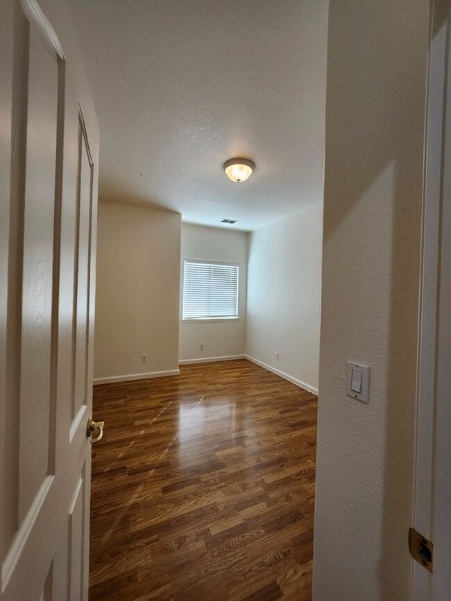 Building Photo - Beautiful Yuba City home located in a cul-de-sac