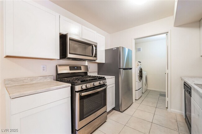 Building Photo - 950 Seven Hills Dr