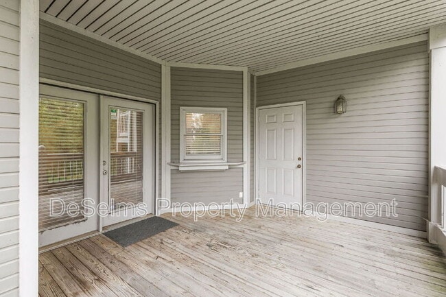 Building Photo - 210 Ashlawn Ct