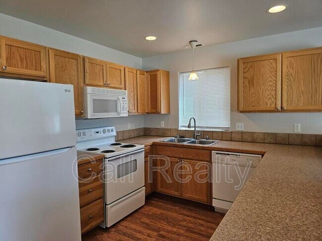 Building Photo - 2420 E Joseph Ave