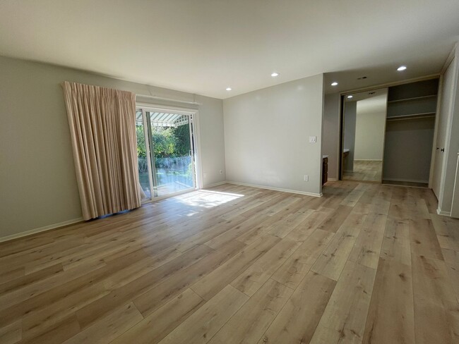 Building Photo - Welcome to Your New Home in West Hills- 4b...