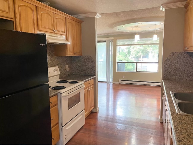 Building Photo - Spacious top floor condo with 3 sizable bedrooms & 2 baths