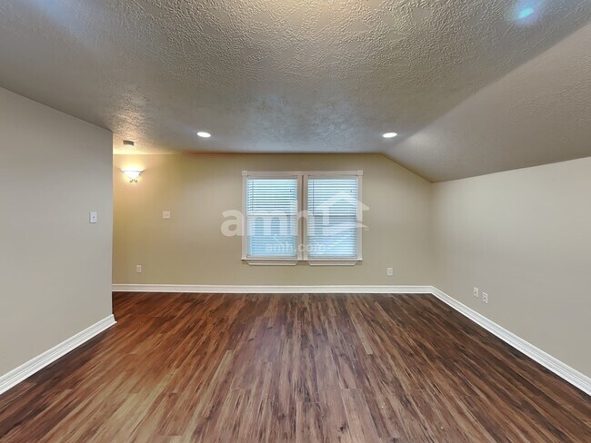 Building Photo - 504 Forest Glenn St