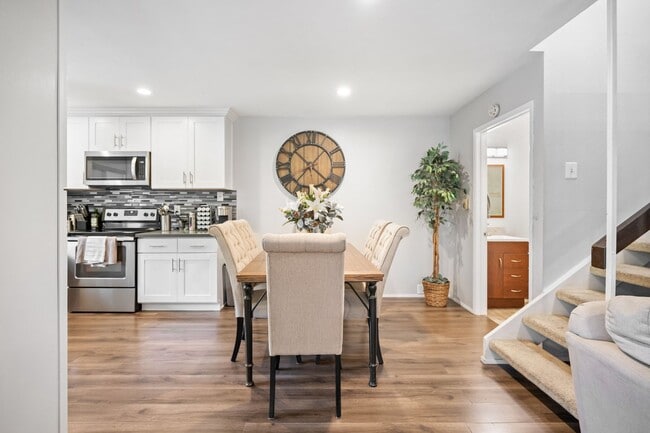 Building Photo - 3 bed 2 bath move-in ready unit.