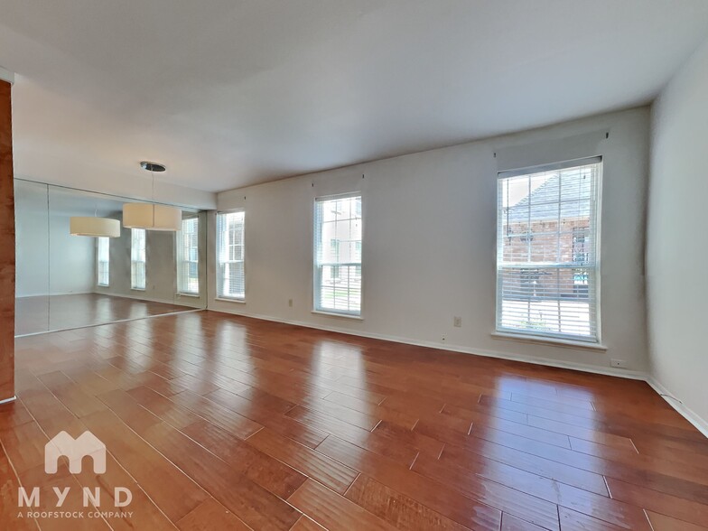 Building Photo - 355 N Post Oak Ln