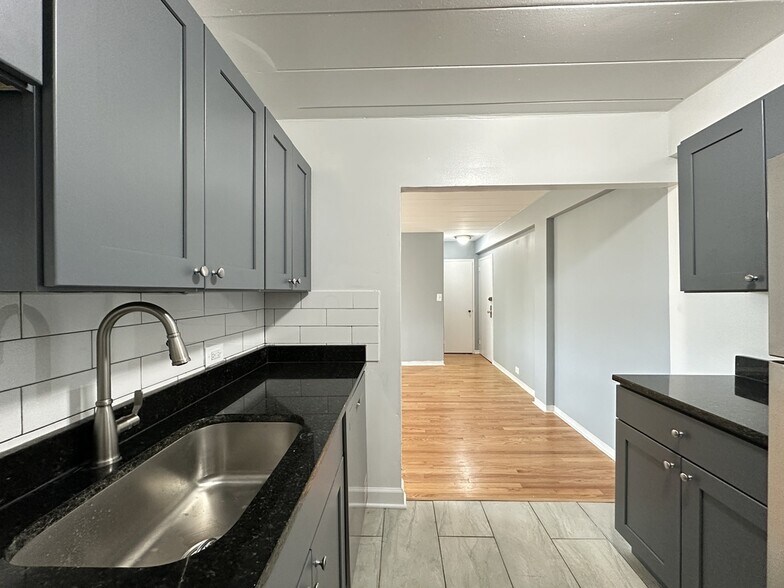 Building Photo - 1360 W Touhy Ave