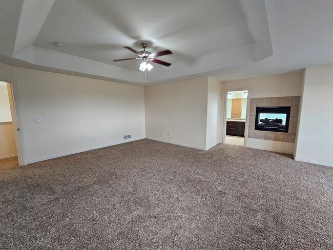 Building Photo - 4 Bed 3 Bath in Lorson Ranch!!