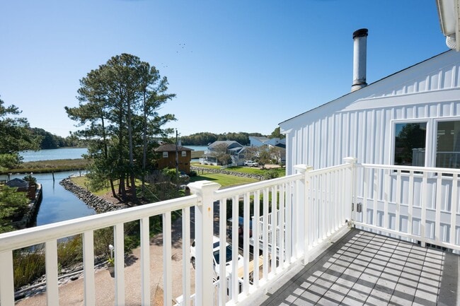 Building Photo - Beautiful home with amazing view
