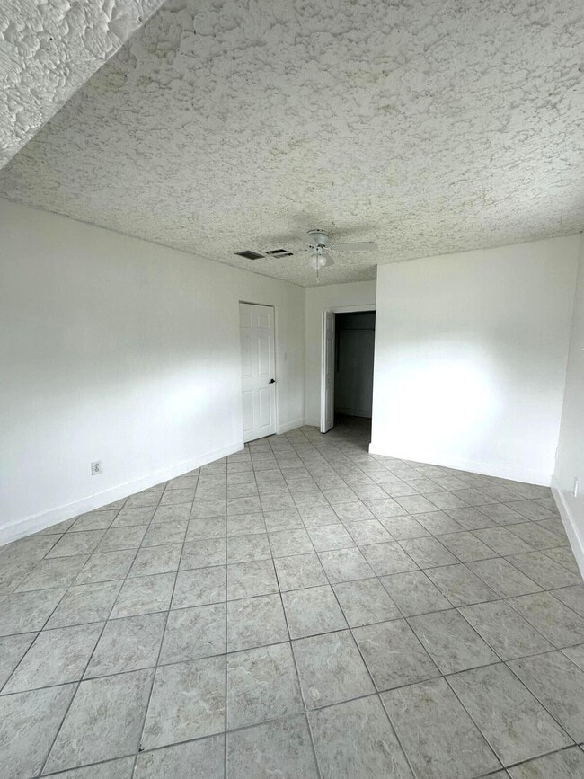 Building Photo - 1032 Martinique Ave