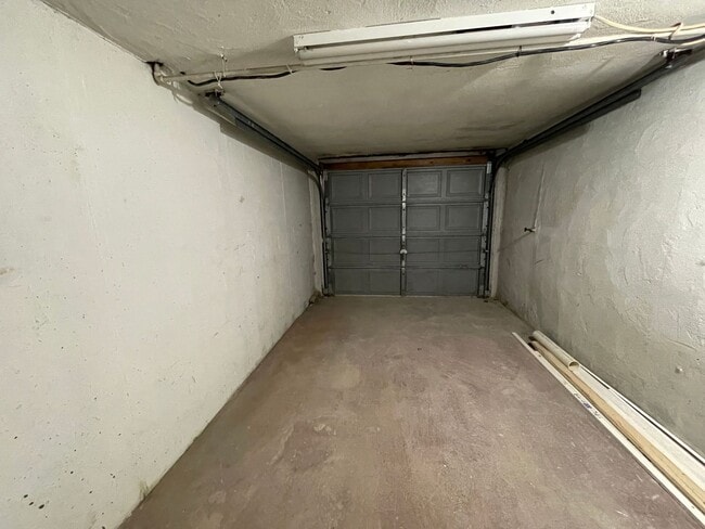 Building Photo - 3 Bedroom Renovated Townhouse