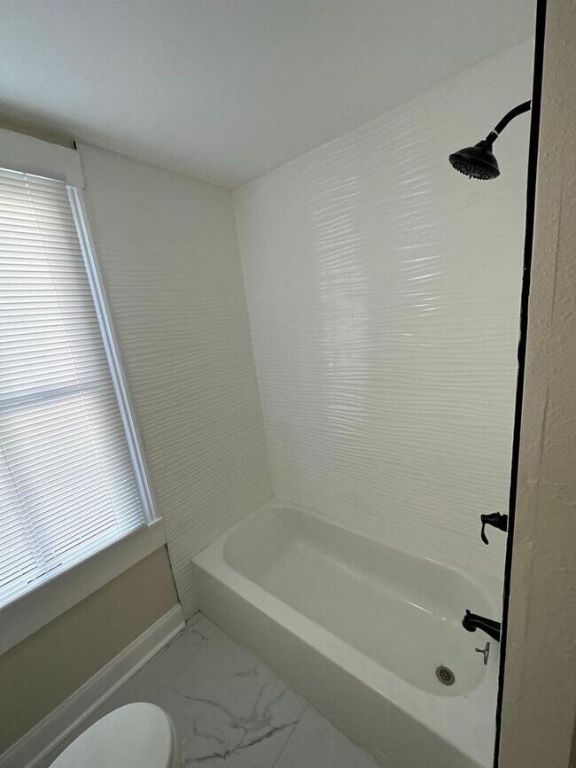 Building Photo - Fully Renovated 4/1-Single Family  Availab...