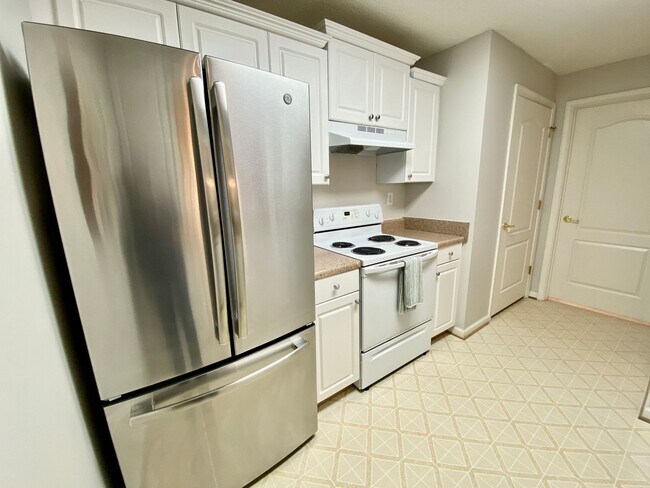 Building Photo - Super-Cute Condo! First Floor - 1-Story - Fenced Patio - Storage - Pet Friendly!